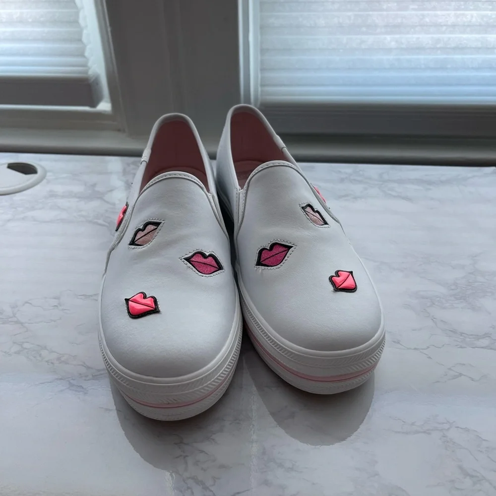Keds by Kate Spade NWOB Triple Kick Leather Slides with Lips size 7.5 w/5.5 kids - Picture 2 of 8